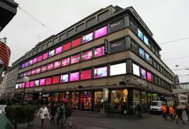 Des écrans publicitaires LED le long d'une façade