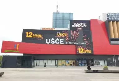 Un écran LED extérieur sur un centre commercial